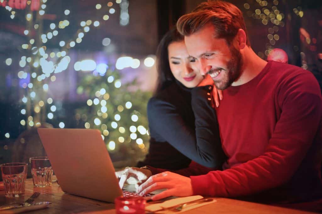 Man and a woman buying testosterone online at andro-plus.com